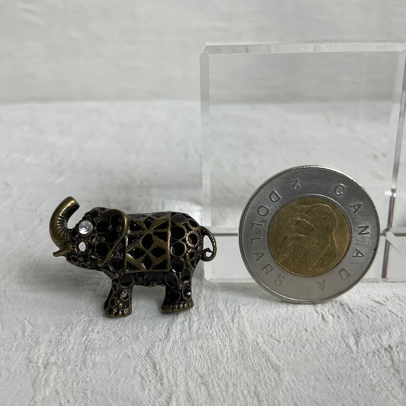 Elephant Ring Expandable Elasticized w/ Rhinestone Eye Metal - Picture 3 of 7